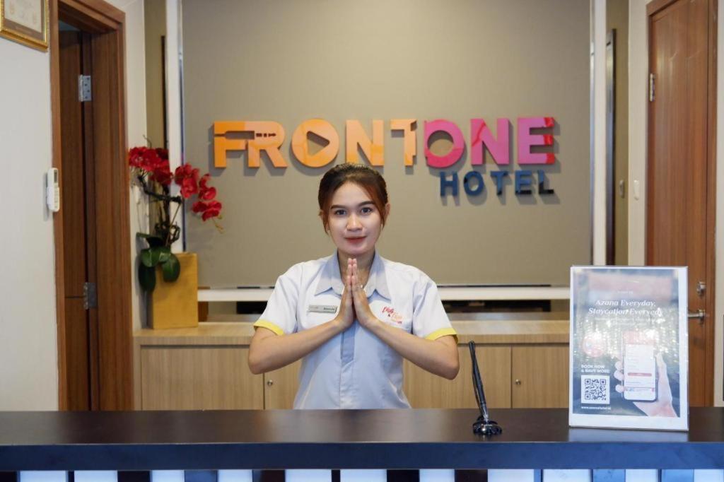 Front One Hotel Tulungagung Exterior foto